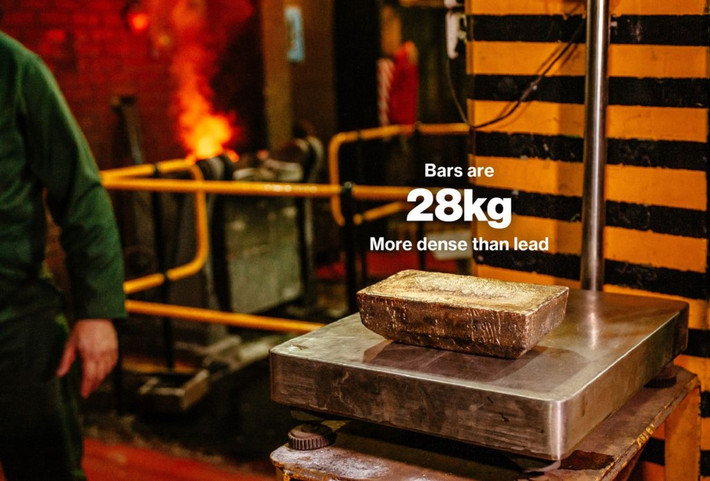 Mỗi thỏi vàng nặng 28 kg, đặc hơn chì. Ảnh: Bloomberg