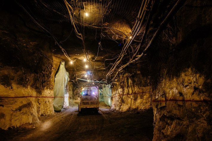 Các hoạt động xây dựng tại South Deep bao gồm lắp đặt cơ sở lưu trữ chất thải và đào sâu trục thông gió. Công trình cũng bao gồm việc bổ sung nhà máy luyện kim để tăng công suất. Ảnh: Bloomberg