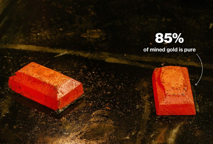 Vàng được tinh chế đến độ tinh khiết 85% trong khu mỏ trước khi chuyển đến nhà máy tinh chế Rand, phía đông Johannesburg, để xử lý theo tiêu chuẩn của thị trường vàng London. Ảnh: Bloomberg