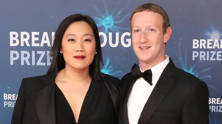 Mark Zuckerberg gây sốt khi đặt làm một bức tượng khổng lồ về vợ mình, Priscilla Chan. Bức tượng được thực hiện bởi Daniel Arsham, nghệ sĩ đến từ New York, người đã hợp tác với nhiều thương hiệu như Tiffany và Dior. Ảnh: Getty