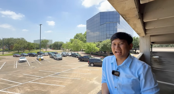 Mới đây, cộng đồng mạng không khỏi bất ngờ khi nam YouTuber Vương Phạm tiết lộ đã ký hợp đồng thành công mua một tòa nhà cao tầng tại thành phố Houston, bang Texas (Mỹ). Ảnh chụp màn hình