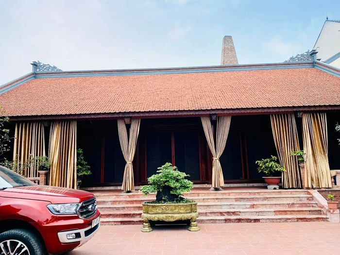 Ngôi nhà gỗ 5 gian mang kiến trúc truyền thống với chiều dài hơn 15m, chiều rộng hơn 10m, dùng gỗ lim tali nhập khẩu từ Nam Phi. Ảnh: Happynest