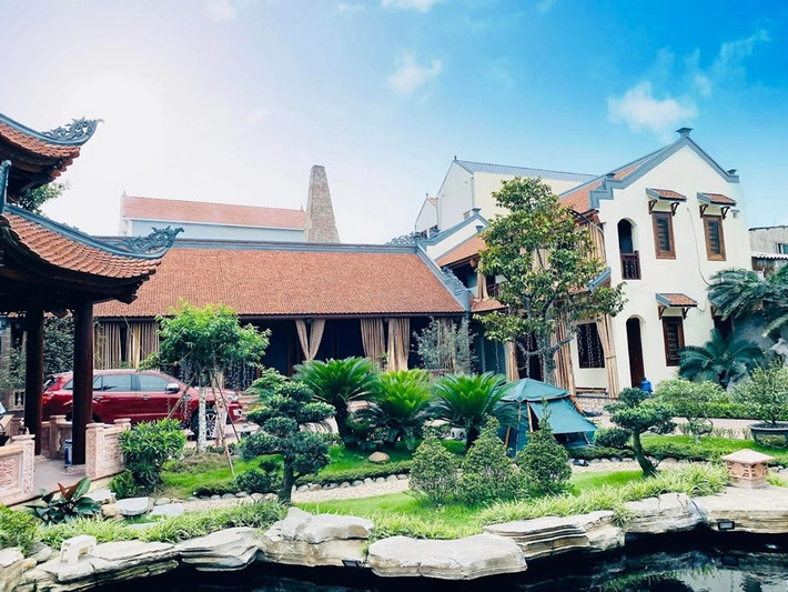 Mong muốn có một không gian cổ xưa để thờ tự gia tiên, sum họp con cháu, gia đình chị Nguyễn Thanh Nga (xã Đại Bái, huyện Gia Bình, tỉnh Bắc Ninh) xây dựng một căn nhà truyền thống mang đậm kiến trúc của làng quê Bắc Bộ. Ảnh: Happynest