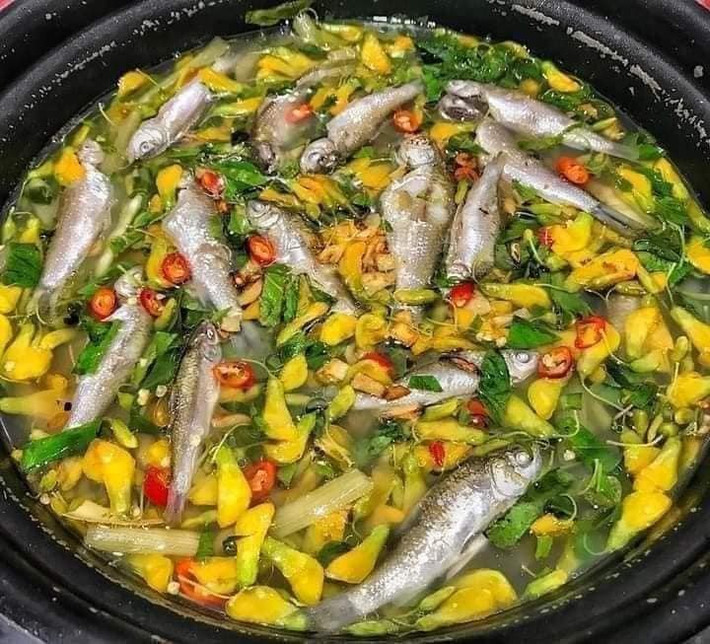 Tuy nhiên, vài năm gần đây, cá linh được coi là đặc sản chỉ có vào mùa lũ của người dân miền Tây, được khách du lịch khắp nơi ưa chuộng. Ảnh: Facebook