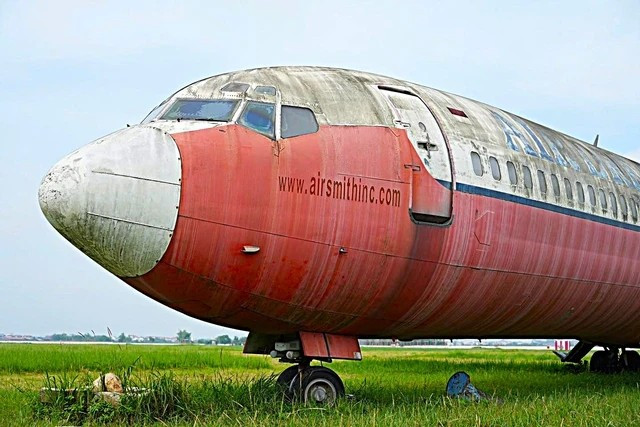 Hiện tại, chiếc Boeing này đang nằm ở bãi cỏ đầu Đông - khu bay Cảng HKQT Nội Bài, được giữ nguyên trạng, phủ bụi thời gian. Ảnh: Suckhoedoisong