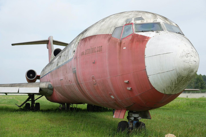 Chiếc Boeing với lớp sơn cũ kỹ sau gần 2 thập kỷ “ngủ quên” ở sân bay Nội Bài. Ảnh: Noibai International Airport >>> Mời độc giả xem video: Phân tích lỗi của máy bay Boeing 737 Max . Nguồn: VTV24