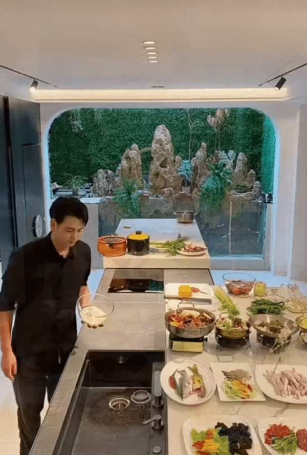 Căn bếp của chàng trai Jiang Mo ở Trung Quốc rộng cả trăm m2, các thiết bị đều thông minh đến mức chỉ cần "phẩy tay" là tất cả như biến hình. Ảnh: @Jiangmo