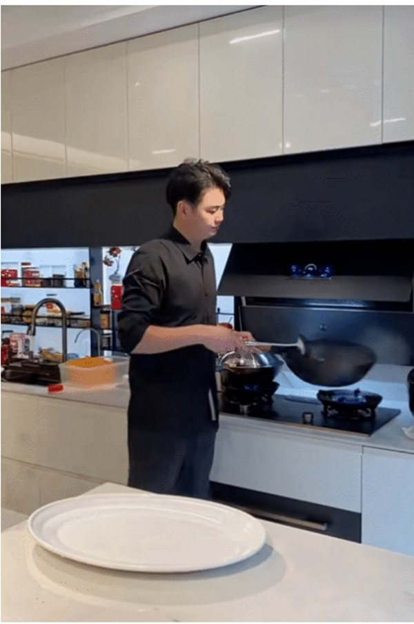Đáng chú ý, chủ nhân của căn bếp không phải một phú bà mê nấu nướng, mà là một anh chàng sơ mi gọn gàng, dáng dấp chẳng khác nào tổng tài bước ra từ truyện ngôn tình. Ảnh: @Jiangmo