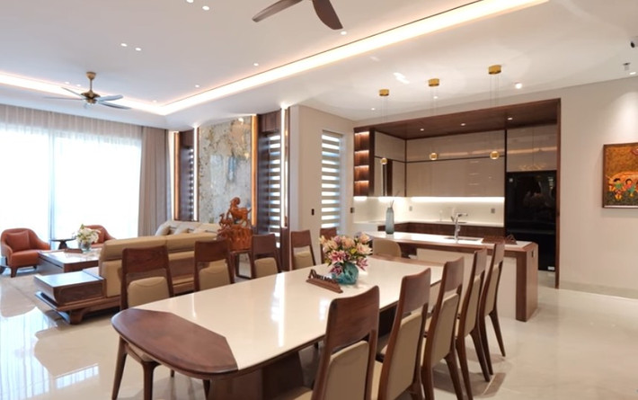 Biệt thự gồm 1 tầng, bao gồm phòng khách, bếp, phòng thờ và 5 phòng ngủ. Ảnh chụp màn hình