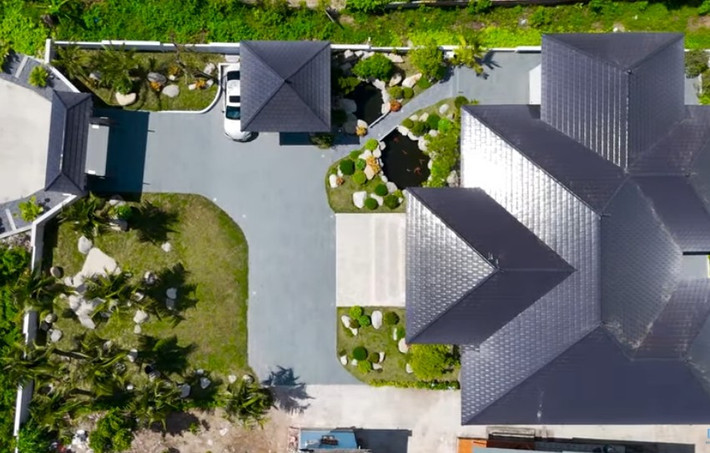 Trên khu đất rộng 1.000m2, căn nhà được xây với diện tích 400m2, còn lại là không gian sân vườn. Ảnh chụp màn hình