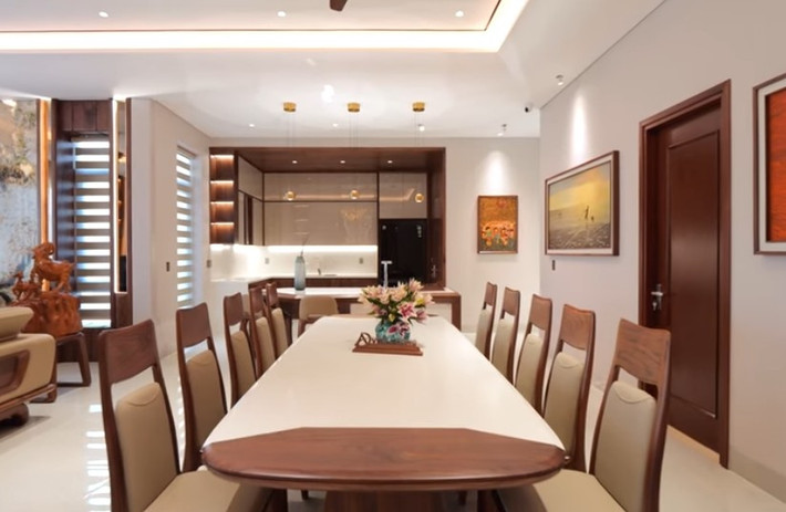 Bàn ăn kết hợp gỗ óc chó và đá. Ảnh chụp màn hình