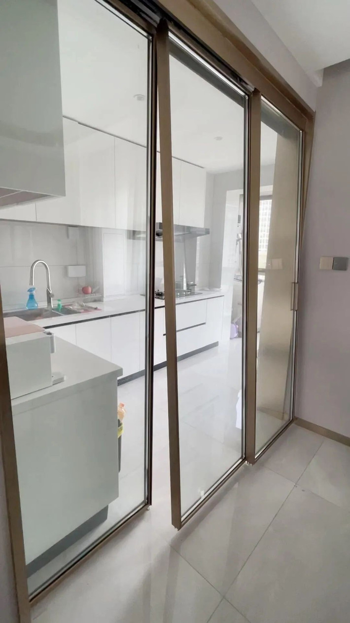 Cửa trượt ray treo được ưa chuộng vì thiết kế hiện đại, tiết kiệm diện tích. Nhưng nếu thi công không chắc chắn, phần trần, cửa dễ bị xệ, lệch ray, thậm chí rơi. Ảnh: Getty