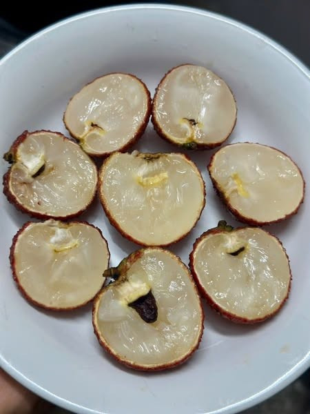 Đó là giống vải ngọc không hạt trồng ở Thanh Hóa. Vải trồng theo hướng hữu cơ, cùi mọng nước, giòn với vị ngọt thanh. Ảnh: Facebook