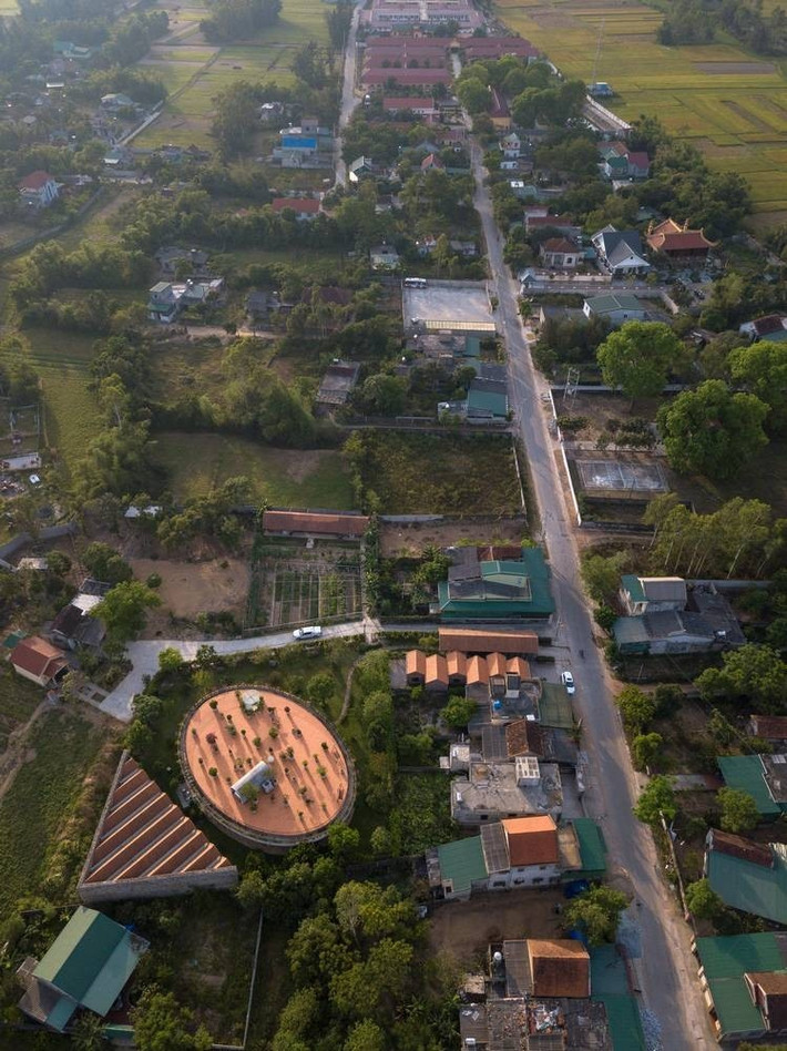 Yêu cầu đặt ra với nhóm thiết kế là không gian phát triển đúng tinh thần của ngôi nhà truyền thống Bắc Bộ và không quá khác biệt với những công trình xung quanh. Ảnh: Trieu Chien
