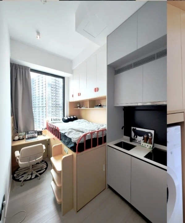 Dù diện tích chỉ 12m2 nhưng căn hộ vẫn có đủ phòng ngủ, phòng khách, bếp, phòng tắm, khu làm việc và ban công, điều tưởng như không thể. Ảnh: Sohu