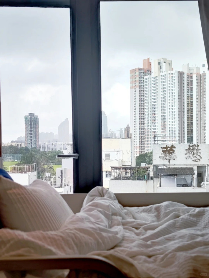 Nhờ chiều cao trần lý tưởng, không gian nghỉ ngơi vẫn thoải mái, không hề bí bách. Ảnh: Sohu Mời độc giả xem video: Nhà 25m2 - cơ hội cho nhiều người. Nguồn: VTV24