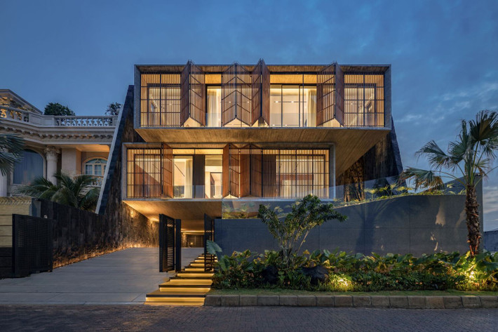 Được xây dựng trên khu đất rộng 1.400 m2 tại Indonesia, căn biệt thự 4 tầng có phía Đông nhìn ra biển, phía Tây nằm đối diện với đường chính và một quán cà phê. Ảnh: Indra Wiras