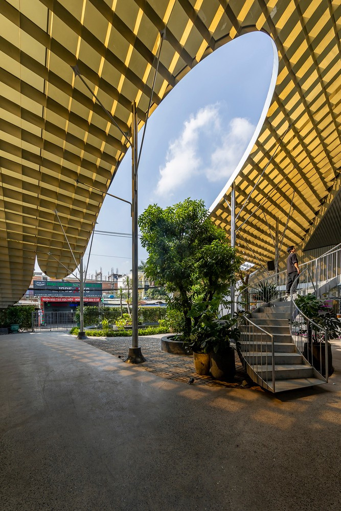 Khoảng đệm này được che chắn bởi hệ thống mái lớn trải dài về phía trước, kết hợp với cây xanh và mặt nước, tạo sự kết nối nhẹ nhàng và yên bình với môi trường xung quanh. Ảnh: Paul Phan