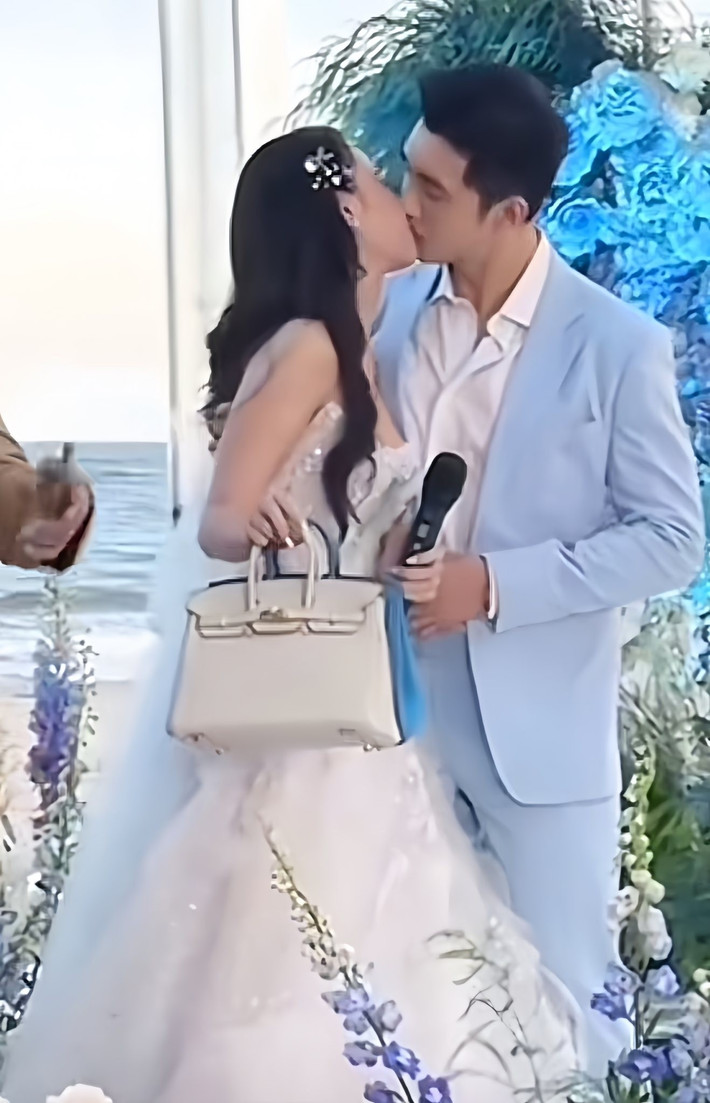 Trên nhiều trang mua sắm như Madison Avenue Couture, túi Birkin như của Midu được định giá khoảng 600-700 triệu đồng/chiếc. Ảnh chụp màn hình