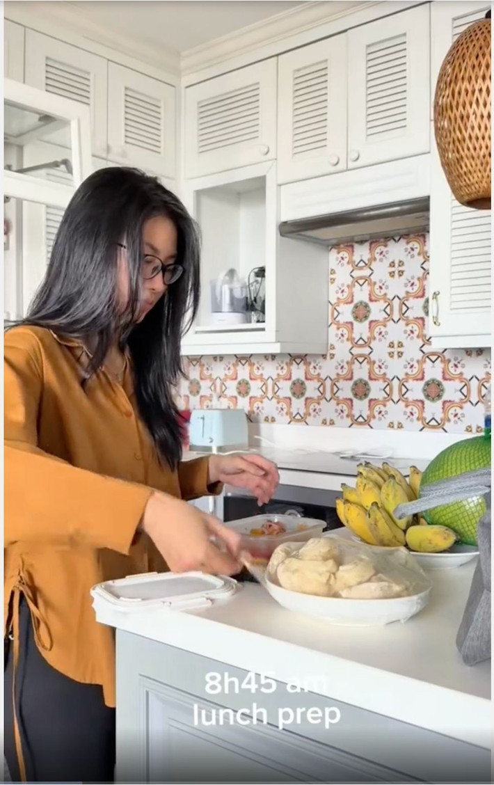 Căn hộ của Hoa hậu Phương Linh không quá sang trọng, cầu kỳ nhưng khá tiện nghi. Phòng bếp với tông xám trắng chủ đạo. Ảnh chụp màn hình