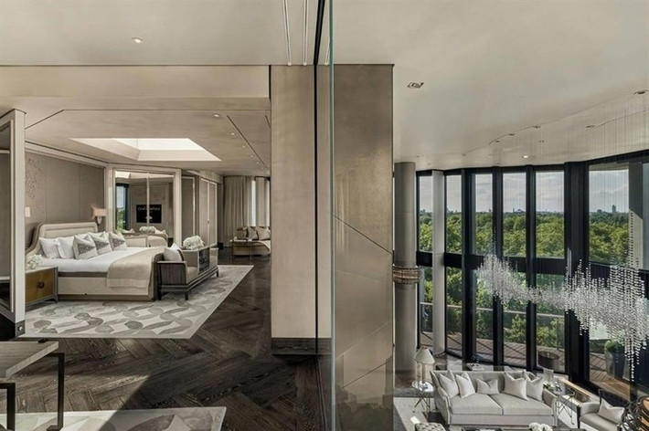 Phòng ngủ chính rộng hơn 700 m2, có 2 phòng tắm riêng, mỗi phòng đều có hồ bơi và phòng thay đồ. Ảnh: Sotheby's International Realty