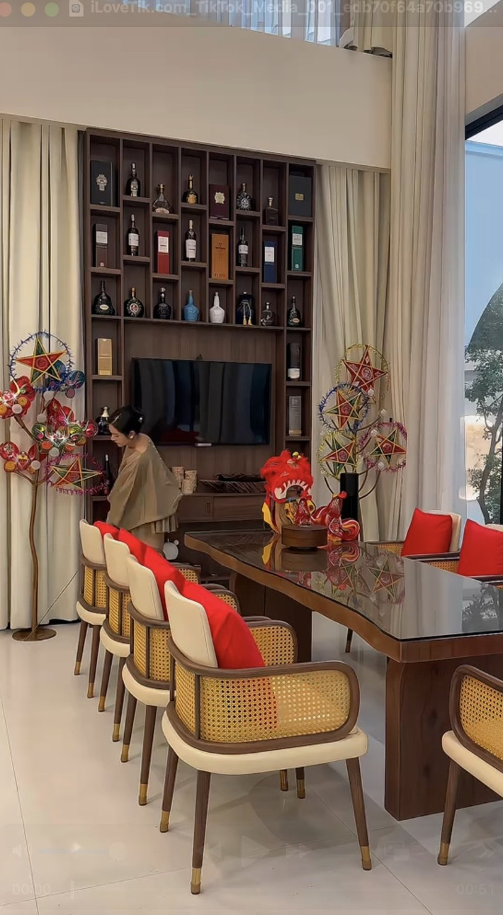 Mỗi góc nhà đều được trang trí tỉ mẩn với đèn lồng, hoa...Ảnh: chụp màn hình