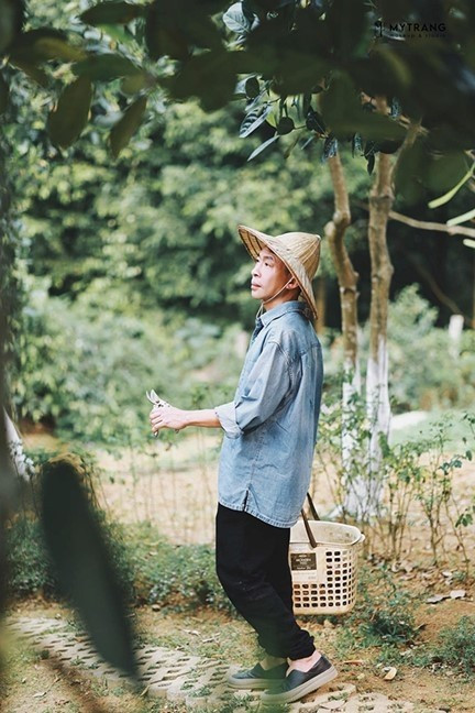 Ngoài thời gian biểu diễn, nam nghệ sĩ yêu thích việc chăm sóc cây cối và nuôi gia súc. Ảnh: FB Trần Việt Hoàn