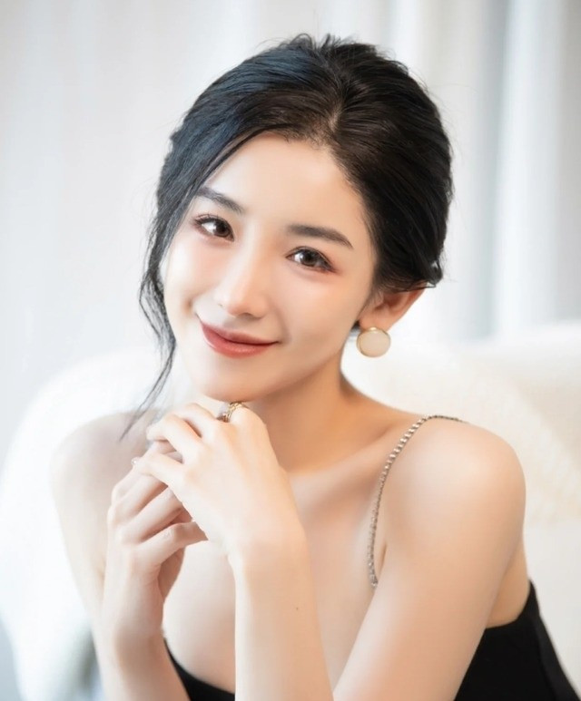 Đào Hỷ Nhi (sinh năm 1993) là một blogger nổi tiếng tại Trung Quốc. Ngoài nhan sắc xinh đẹp cùng phong thái quý phái, Đào Hỷ Nhi còn gây ấn tượng với cuộc sống giàu có, xa hoa ở tuổi 30. Ảnh: Sohu