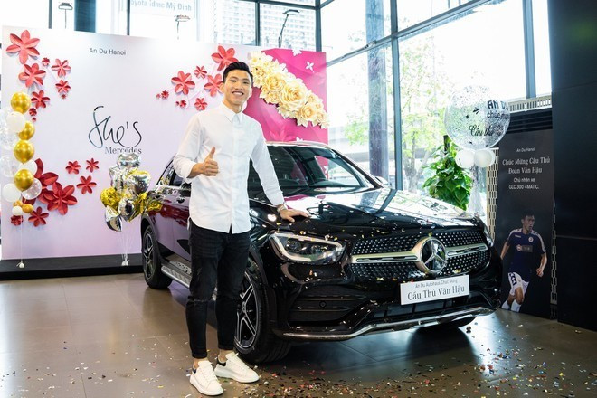 Ngoài bất động sản, Đoàn Văn Hậu còn sở hữu xe sang. Năm 2020, nam cầu thủ tậu Mercedes-Benz GLC 300, trị giá khoảng 2,57 tỷ đồng. Ảnh: FBNV