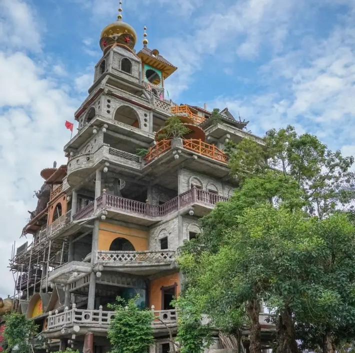 Tại thị trấn Tân Húc, quận Bắc Liễu, thành phố Du Lâm, Quảng Tây (Trung Quốc), có một tòa nhà được mệnh danh là "Tòa nhà kỳ lạ nhất Quảng Tây". Ảnh: Sohu
