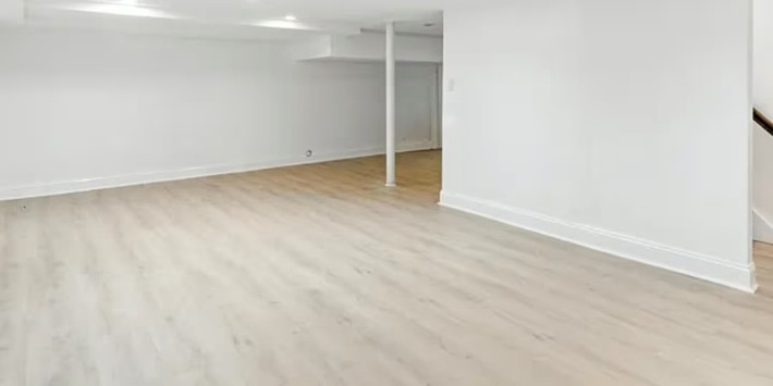 Theo Nypost, Brendan DaSilva - một nhà môi giới bất động sản tại Newark, New Jersey (Mỹ) gây xôn xao dư luận khi rao bán căn nhà 3 phòng ngủ, 2 phòng tắm ở ngoại ô Newark với giá chỉ 1 USD (chưa đầy 30.000 đồng). Ảnh: Brendan DaSilva