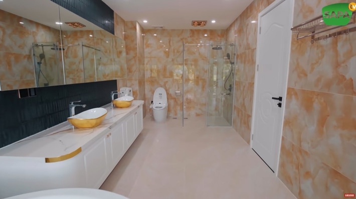 Phòng tắm hiện đại như trong khu resort. Ảnh: Sapa TV