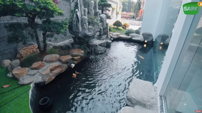 Từ phòng khách có thể đi ra thẳng ra bể cá cảnh nhỏ. Ảnh: Sapa TV