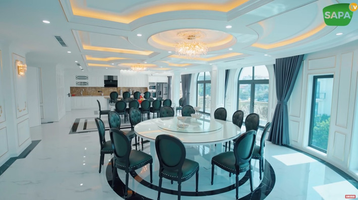 Bếp rộng rãi, gồm nhiều bàn lớn để đại gia đình hay khách mời có không gian ăn uống thoải mái. Ảnh: Sapa TV
