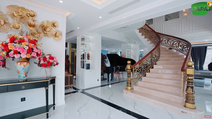 Khu vực này trưng bày một số đồ nội thất trang trí độc đáo, có cả thang máy lẫn cầu thang bộ để lên các tầng trên. Ảnh: Sapa TV