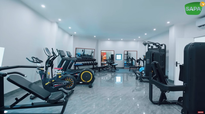 Trong nhà còn có phòng tập gym hiện đại. Ảnh: Sapa TV
