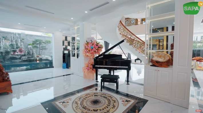 Tầng 1 là khu vực sinh hoạt chung gồm phòng khách, bàn bi-a, đàn piano....Ảnh: Sapa TV