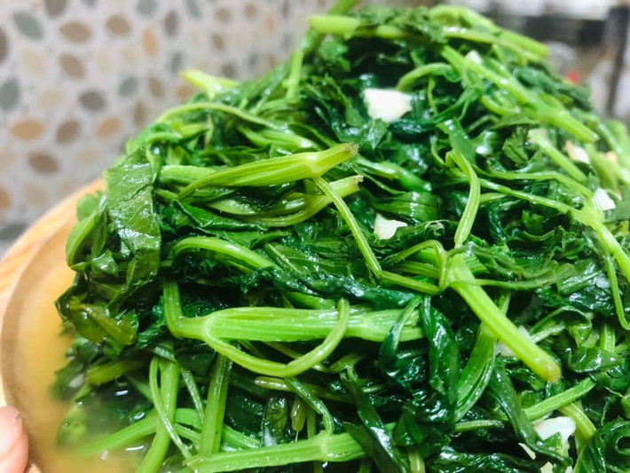 Rau xuyến chi có vị đắng nhẹ, hơi ngái, nhưng càng ăn càng thấy giòn, thơm, ăn xong vị ngọt thanh – một hương vị lạ miệng. Ảnh: Facebook