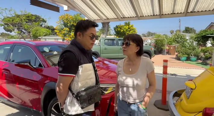 Danh ca Hương Lan và ông xã đang sống tại Westminter, phía Nam bang California, trong ngôi nhà có tổng diện tích gần 1.000 m2. Ảnh chụp màn hình