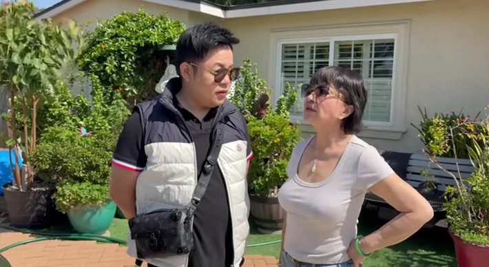 Mới đây, ca sĩ Quang Lê tới thăm nhà danh ca Hương Lan. Danh ca Hương Lan dù đã ở tuổi U70 nhưng vẫn rất trẻ trung với quần jean và áo phông, cắt tóc ngắn. Ảnh chụp màn hình