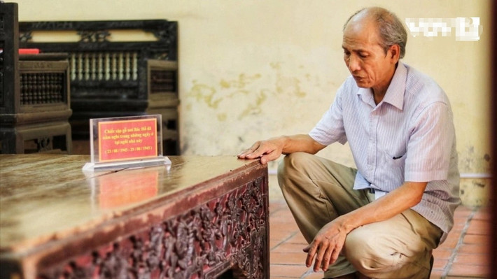 Dù hằn sâu những vết màu thời gian, nhà lưu niệm Bác Hồ hiện vẫn được ông Công Ngọc Dũng thờ cúng, gìn giữ mỗi ngày, phát huy truyền thống cách mạng gia đình cho thế hệ mai sau. Ảnh: VOV