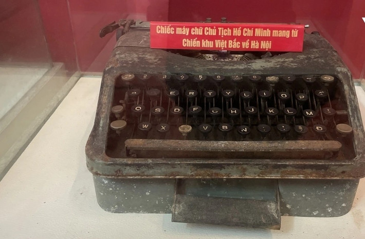 Máy chữ của Bác mang từ Chiến khu Việt Bắc về Hà Nội, đặt lưu niệm tại căn nhà. Ảnh: VOV