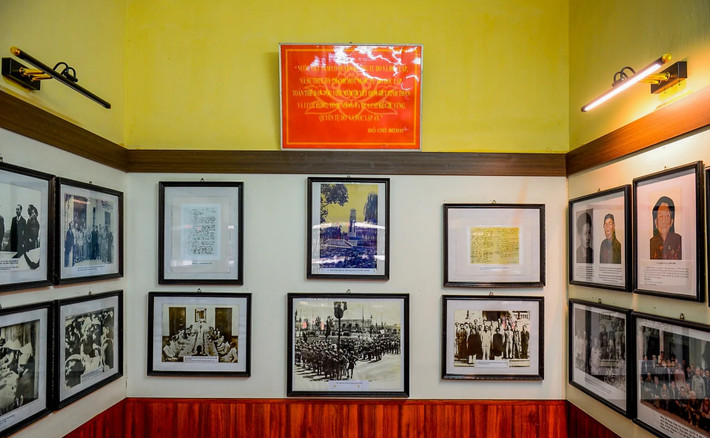 Hiện tại, căn nhà có hai phòng rộng hơn 10m2, trưng bày nhiều hình ảnh về Bác Hồ và cán bộ cách mạng qua các thời kỳ, cùng kỷ niệm của gia đình trong những năm tháng lịch sử. Ảnh: Kinhtedothi