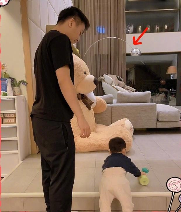 Phòng khách rộng rãi, nổi bật với ghế sofa tông màu nhẹ nhàng. Ảnh: Sohu