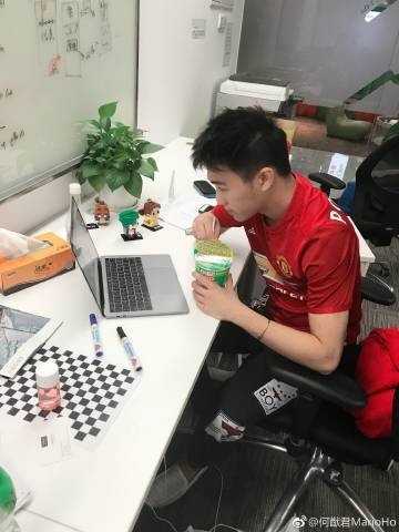 Phòng làm việc của Hà Du Quân thiết kế tối giản với bàn làm việc màu trắng. Ảnh: Sohu