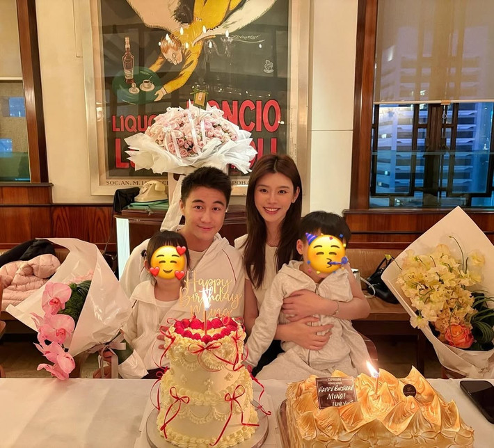 Hà Du Quân kết hôn với siêu mẫu Hề Mộng Dao năm 2019, sau màn cầu hôn hoành tráng với 99.999 bông hồng. Cặp đôi đã có với nhau 2 con. Ảnh: 163
