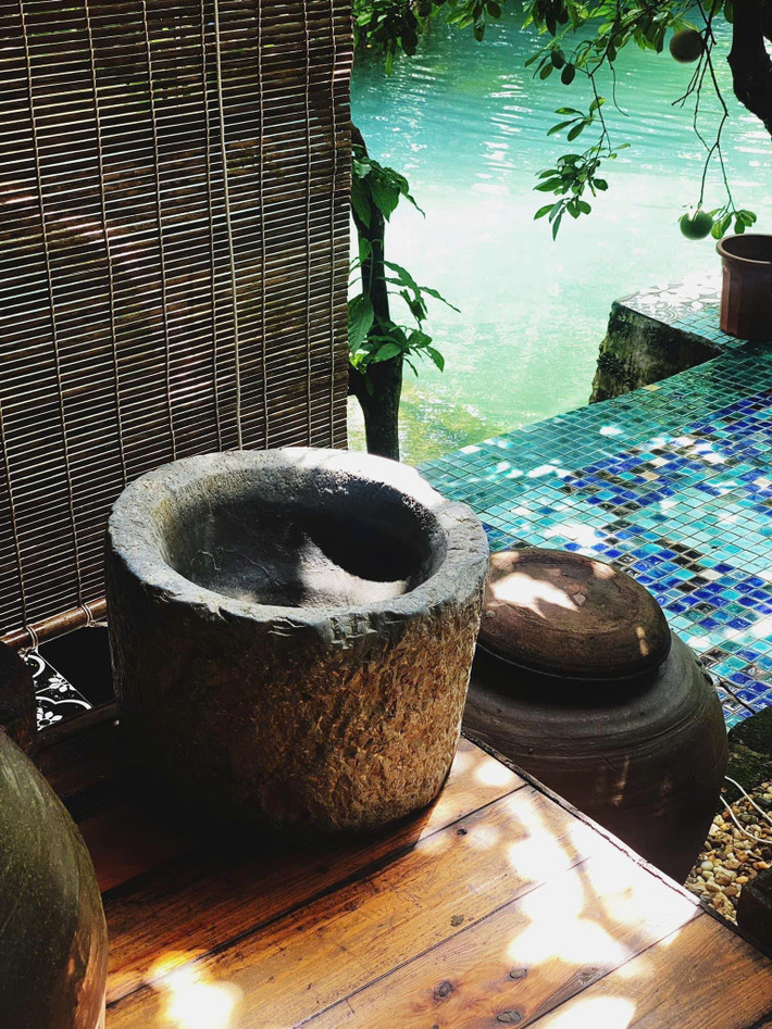 Không mang kiến trúc hiện đại thường thấy ở các resort cao cấp, khu nghỉ dưỡng của gia đình Nàng Mơ mang đậm nét hoài cổ và mộc mạc, tái hiện lại hình ảnh làng quê Bắc Bộ xưa một cách chân thực. Ảnh: Facebook