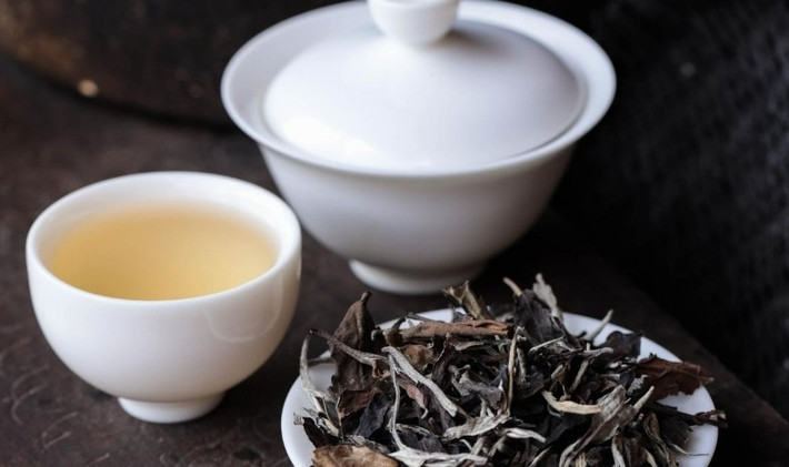 Ngày nay, sản lượng chè Bạch Long mỗi năm chỉ đủ phục vụ số ít khách hàng đặc biệt, chủ yếu là giới sưu tầm hoặc doanh nhân coi trọng văn hóa thưởng trà. Ảnh: TITA Art