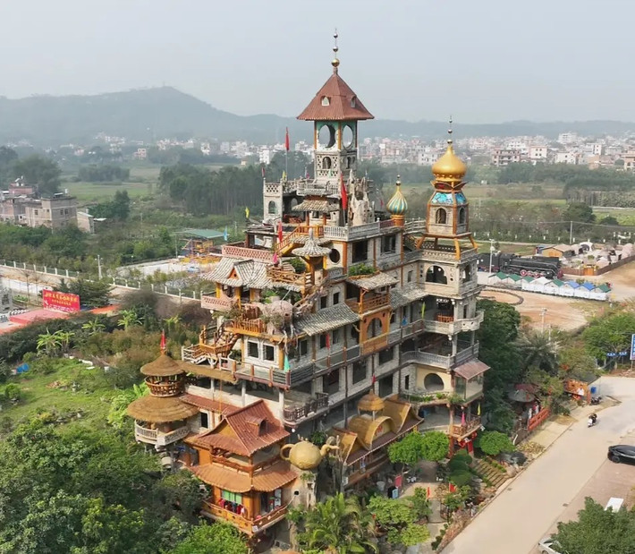 Tòa nhà được thiết kế và xây dựng bởi nông dân Lý Kế Quang trong hơn 8 năm với chi phí 15 triệu nhân dân tệ (tương đương khoảng 51 tỷ đồng). Ảnh: Renee