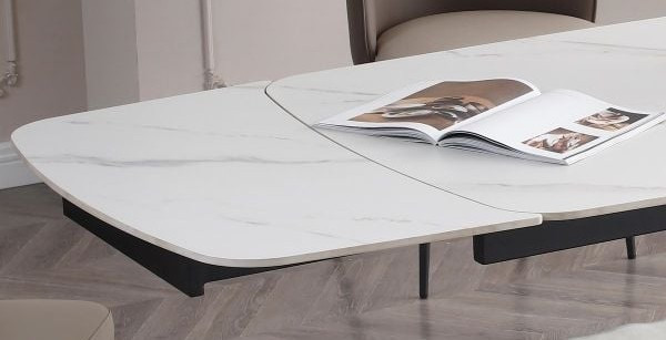 Bàn ăn mặt đá từng được nhiều bạn trẻ mê decor ưa chuộng. Nhưng thực tế, đá mỏng, dễ vỡ, chỉ cần va chạm nhẹ cũng có thể bị nứt, sứt góc. Ảnh: Nội Thất Furniland
